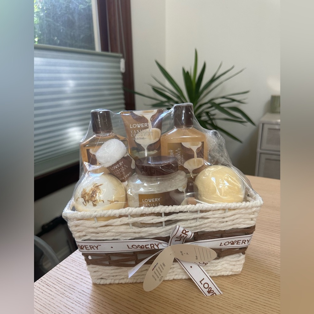 Lovery Vanilla coconut Luxury Bath Gift Set Basket- Sealed